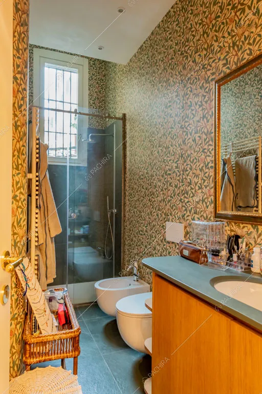 Bagno dell'appartamento Don, location in stile contemporaneo a Milano