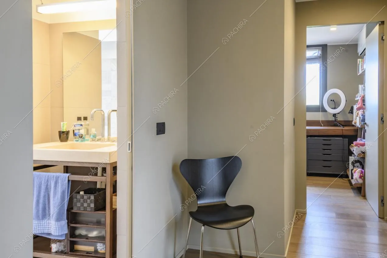 Sedia nera nell'angolo tra il bagno e la cameretta