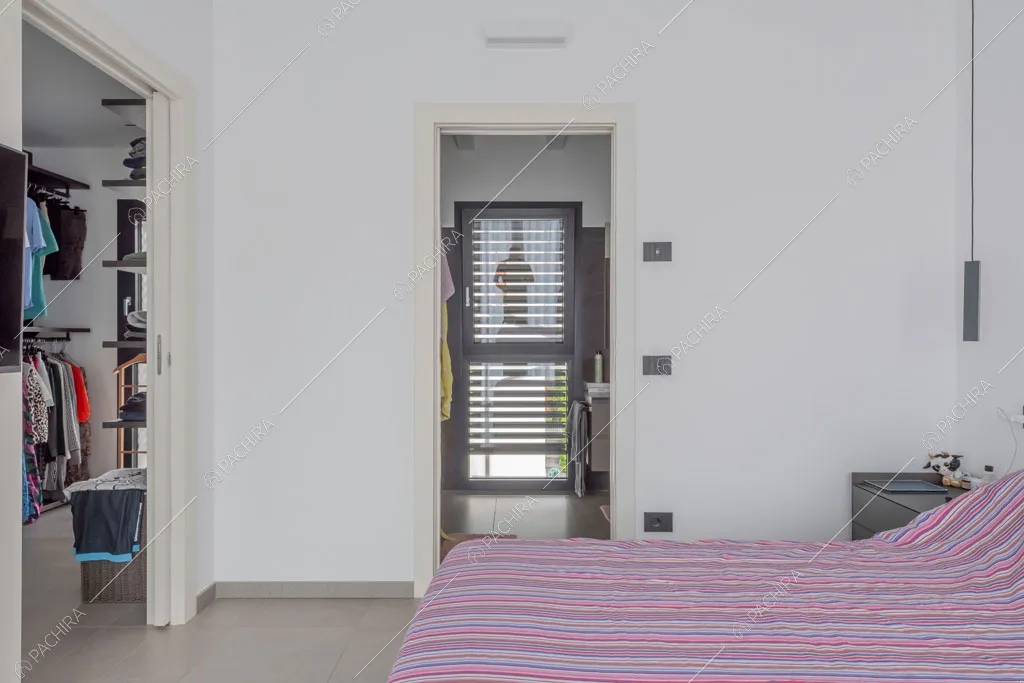 Camera da letto con cabina armadio della villa Diosma, location in stile moderno a Milano
