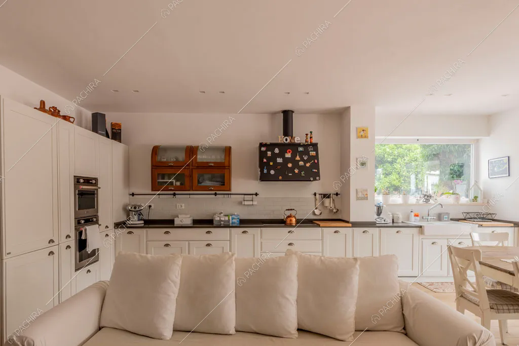 Zona living con cucina a vista della villa Pino Mugo, location in stile moderno a Roma