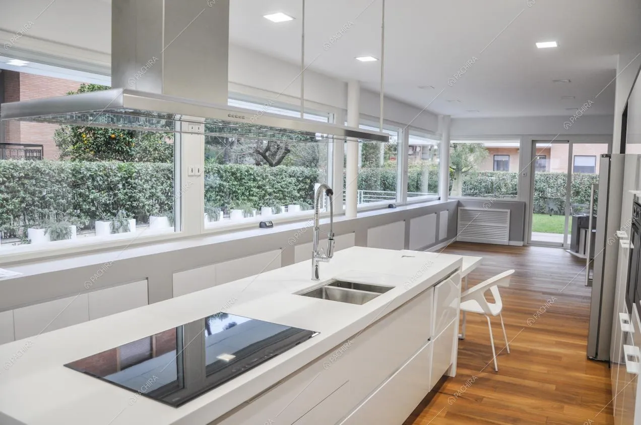 Cucina a isola con fornelli a induzione della villa Caviale Rosa, location in stile moderno a Roma