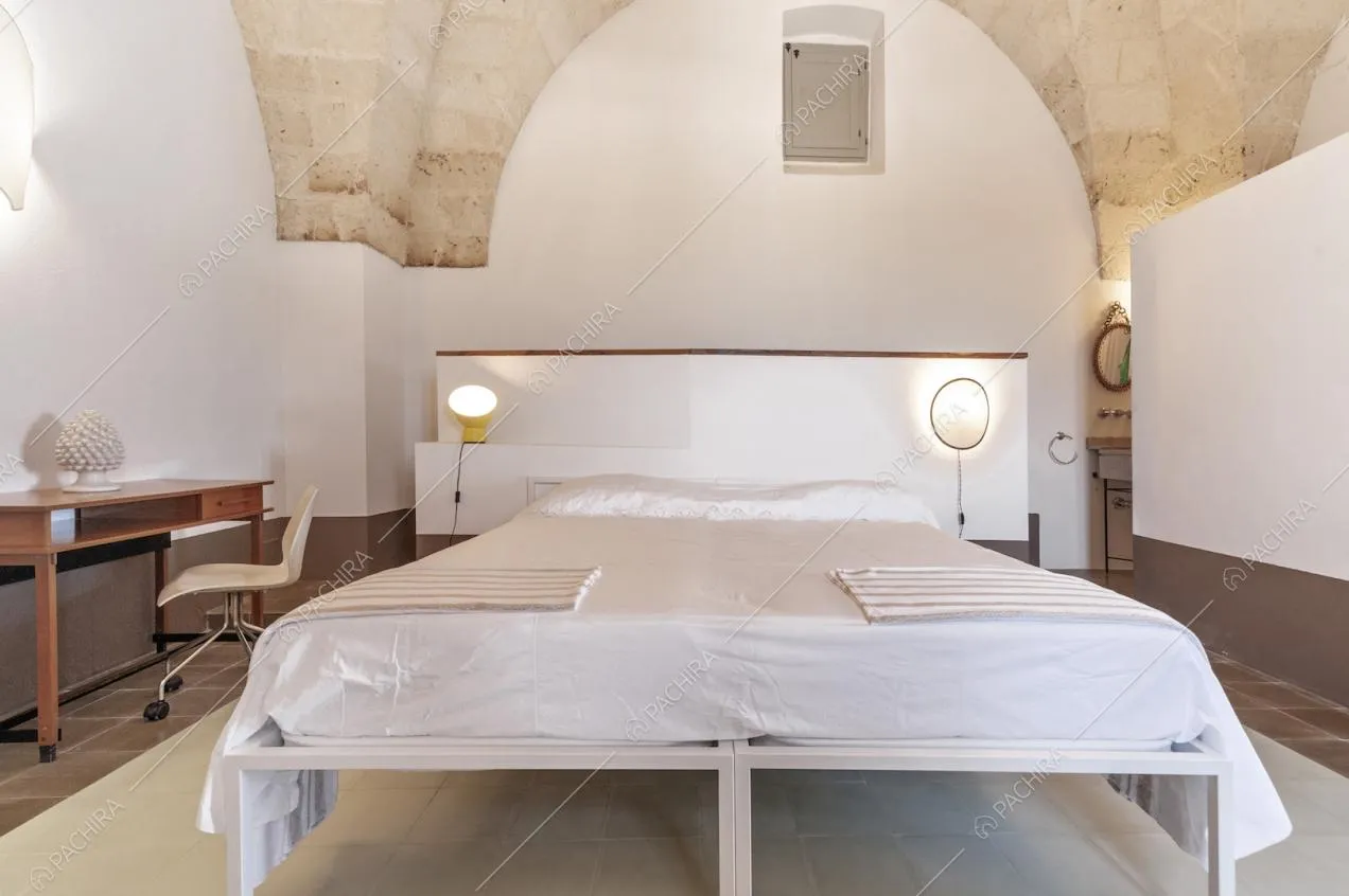 Letto matrimoniale con luci di design e scrittoio in legno
