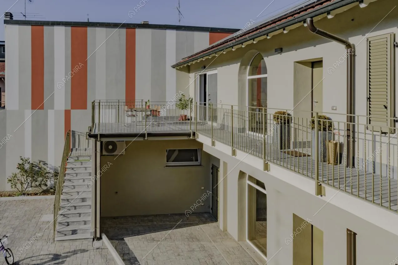 Scale esterne e ballatoio d'accesso alla Location Avena
