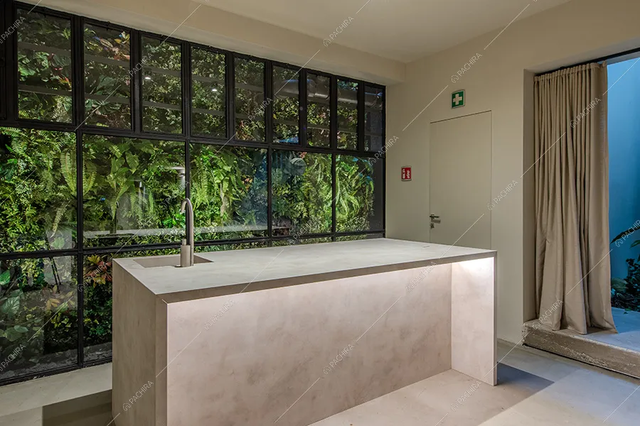 Isola dell'espositivo Tatra, location in stile contemporaneo a Milano