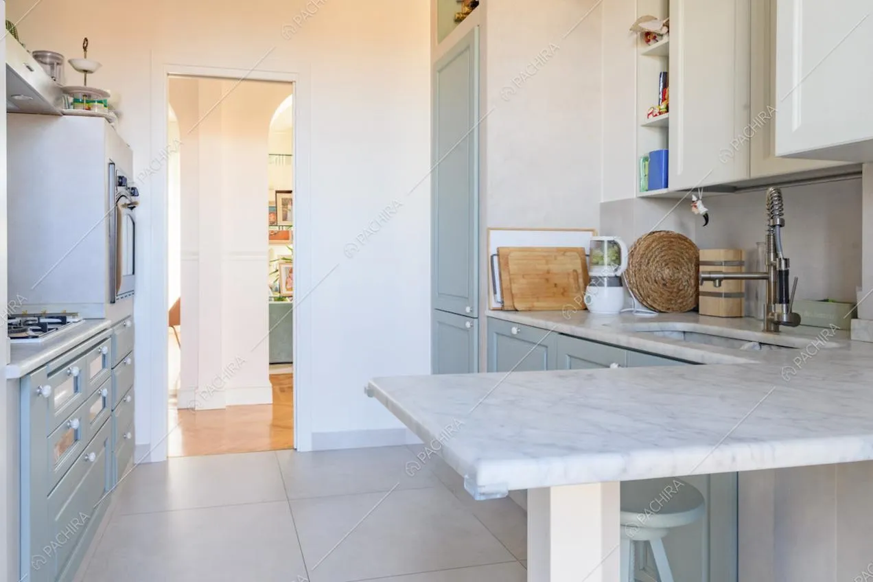 Dalla cucina con fornelli a gas vista sul salotto