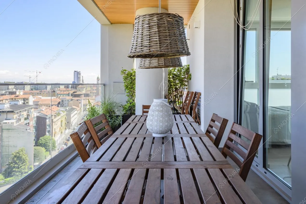 Tavolo da pranzo sulla terrazza con vista su skyline