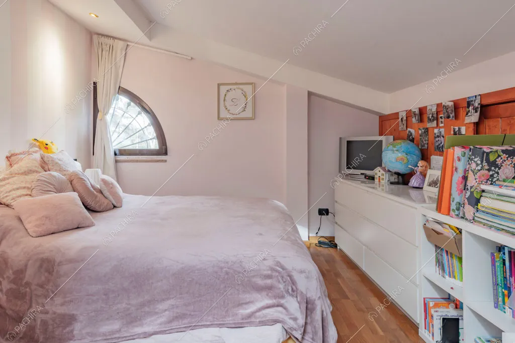 Pavimento in parquet nella camera da letto dei bambini della villa Cren, location in stile moderno a Roma