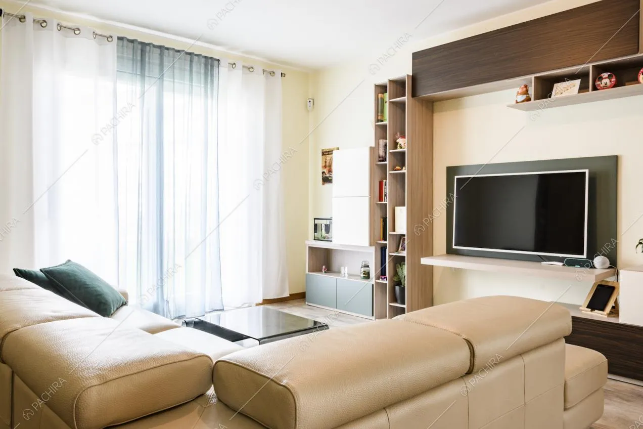 Soggiorno molto luminoso con televisione