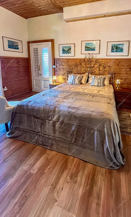 Camera da letto della villa Actina, location in stile rustico a Como