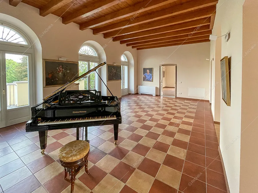 Salone della villa Parnaso, location in stile classico a Lecco