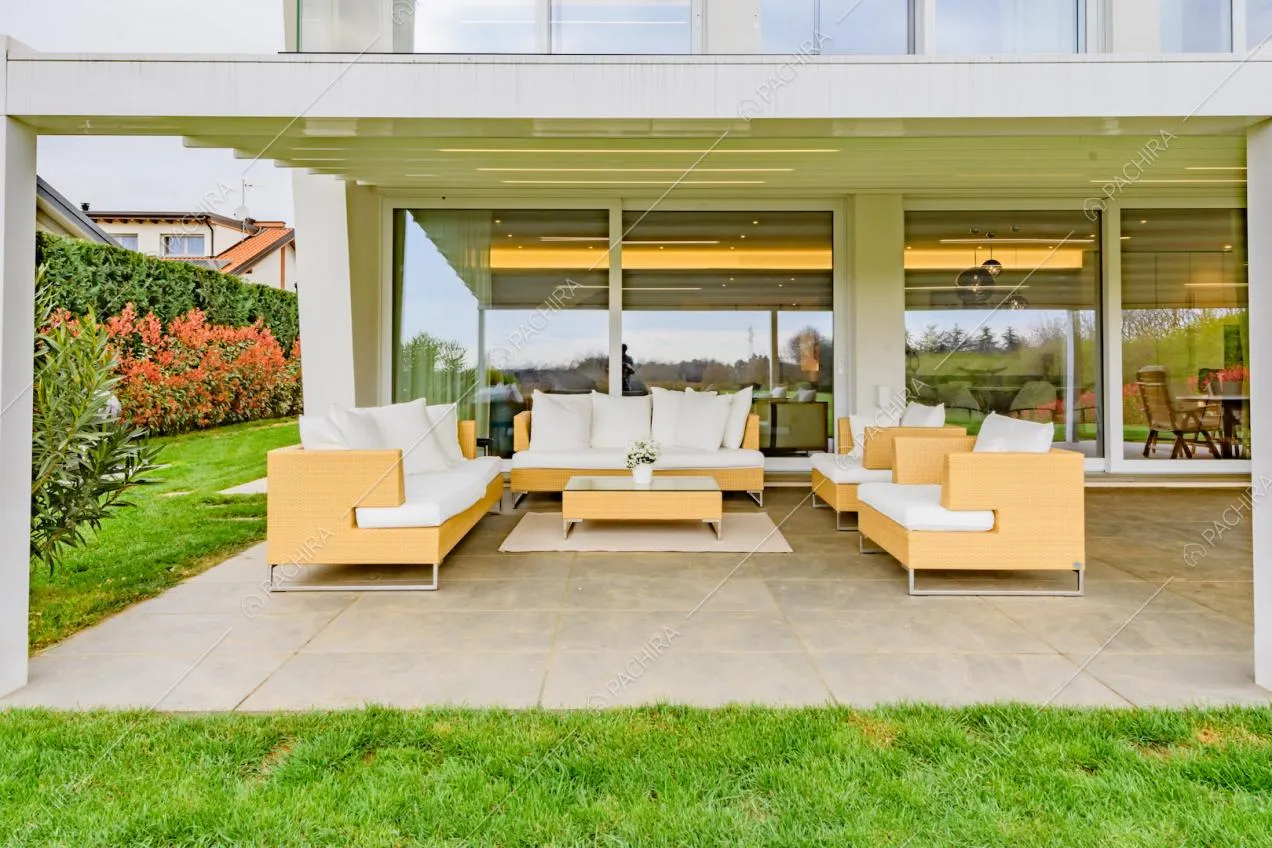 Salotto da esterni nella veranda della villa