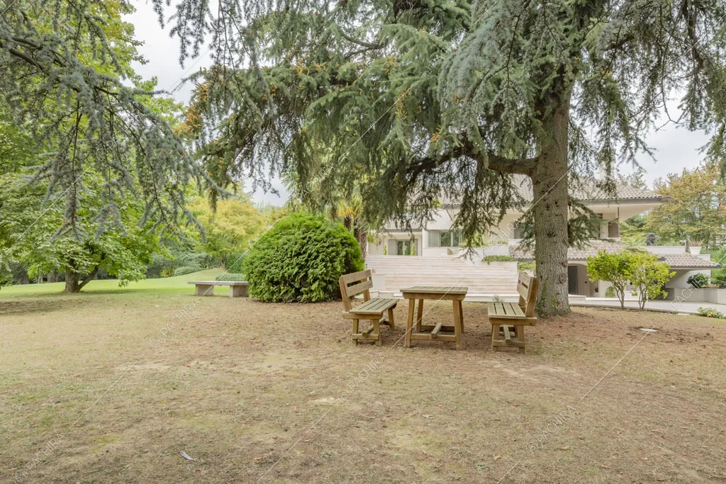 Parco con panchine della villa Bris, location in stile contemporaneo a Torino