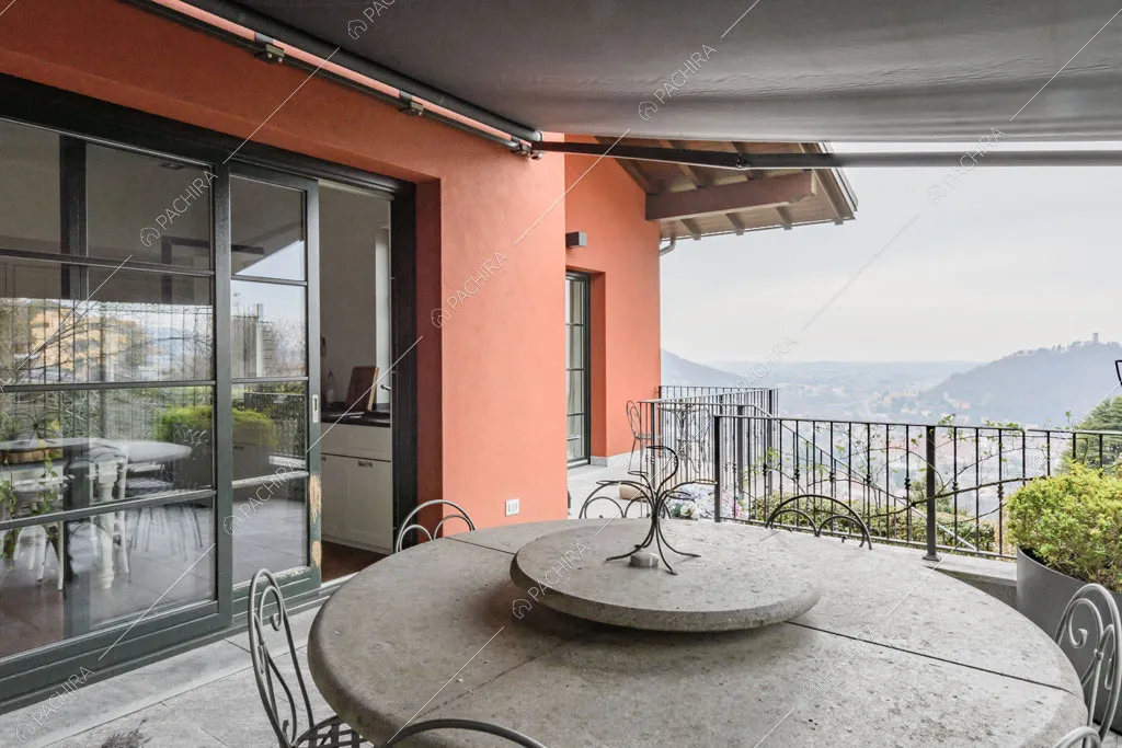 Terrazza con vista della villa Roveja, location in stile contemporaneo a Como