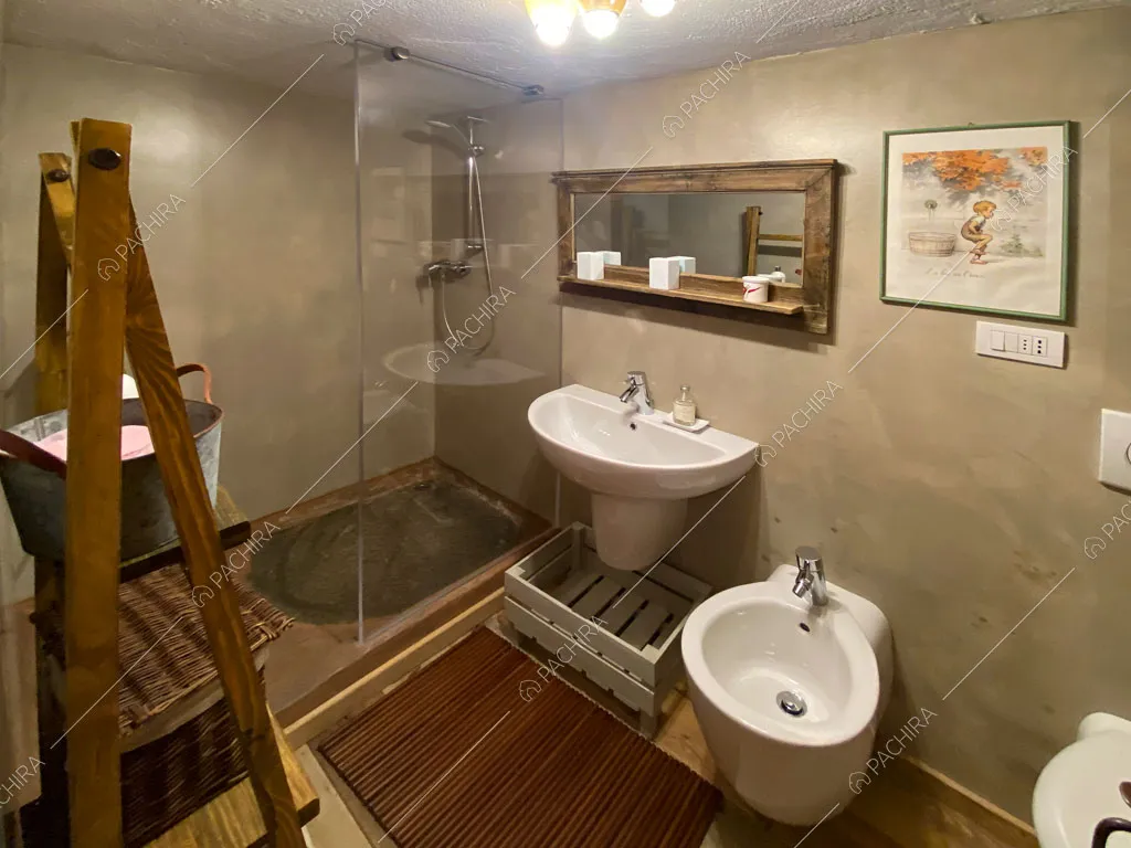 Bagno con pavimento in parquet dello chalet Thar, location in stile rustico ad Aosta