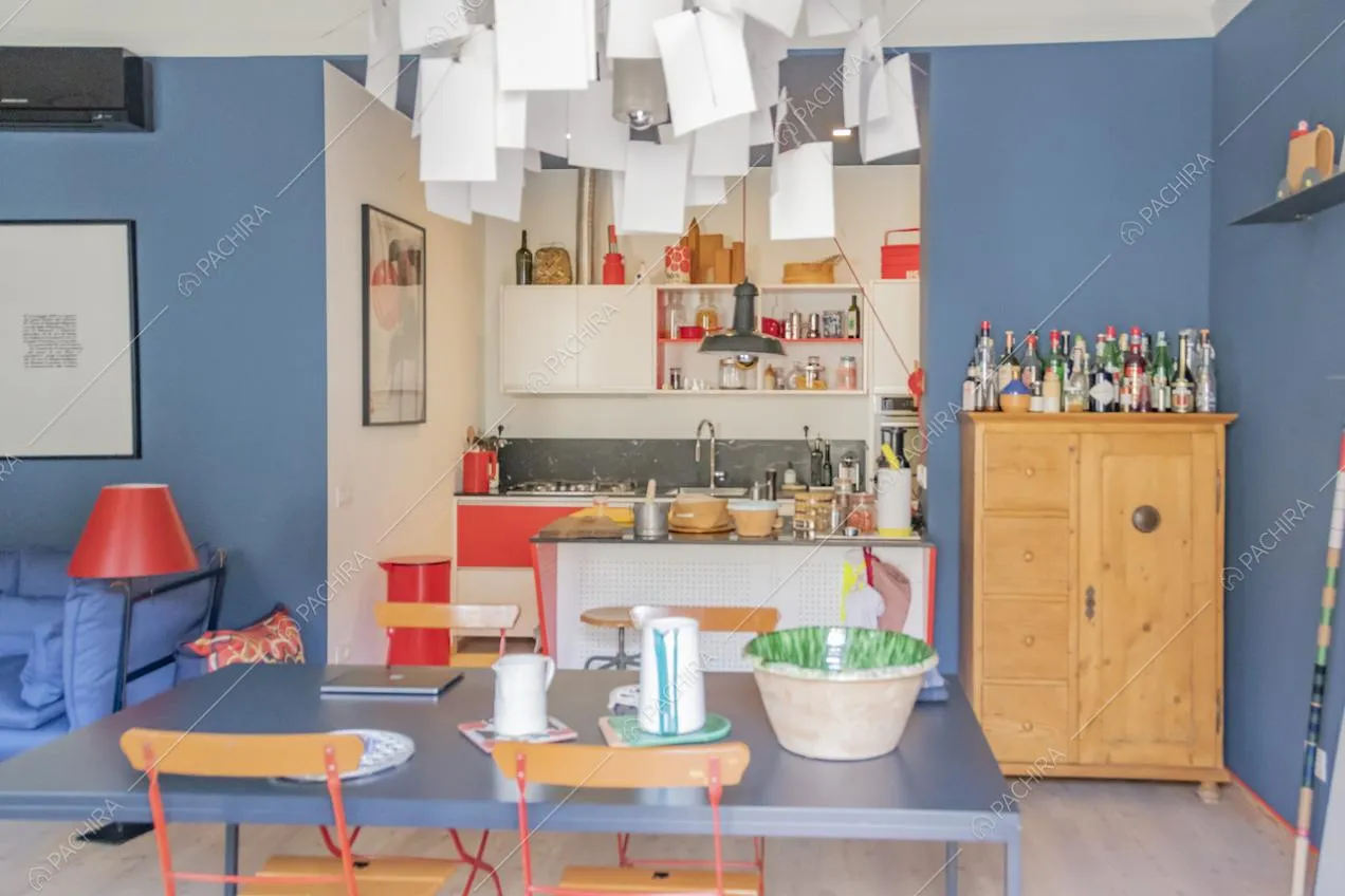 Cucina a vista bianca e rossa con credenza in legno