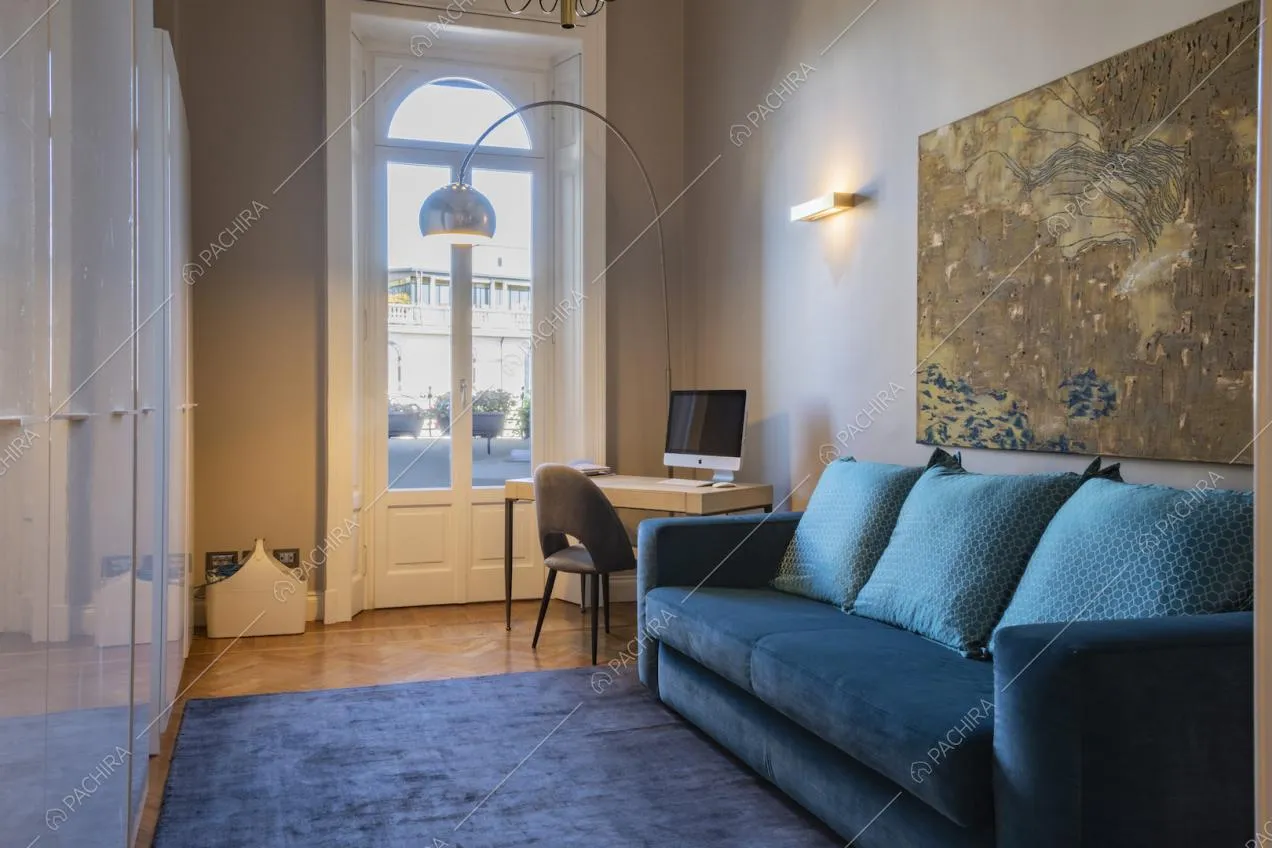 Salottino con divano blu e porta finestra
