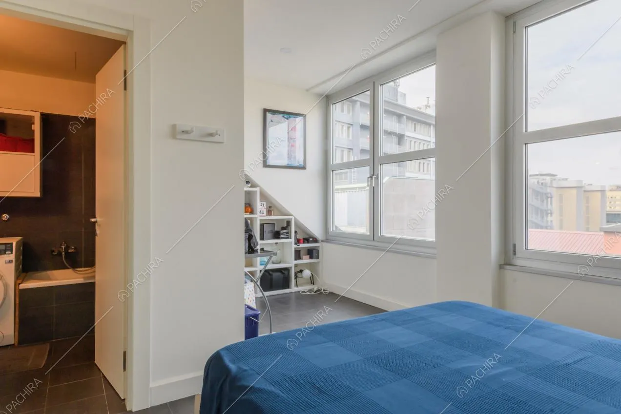 Bagno privato nella camera da letto matrimoniale con pareti bianche e pavimento in piastrelle nere