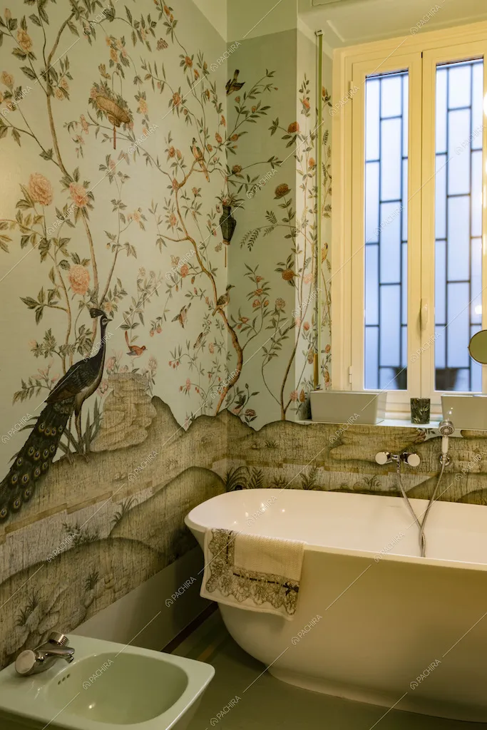 Bagno con carta da parati