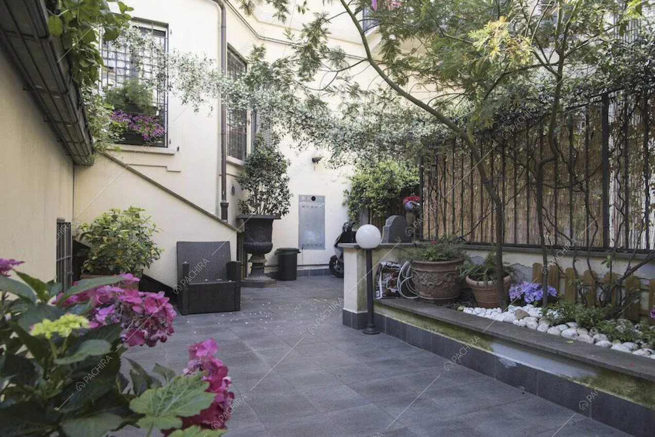 Cortile con fiori e piante all'esterno della Location Blenda