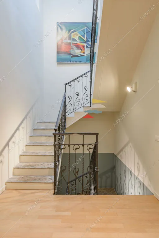 Pavimento in parquet sul pianerottolo della villa Kharan, location in stile contemporaneo a Milano