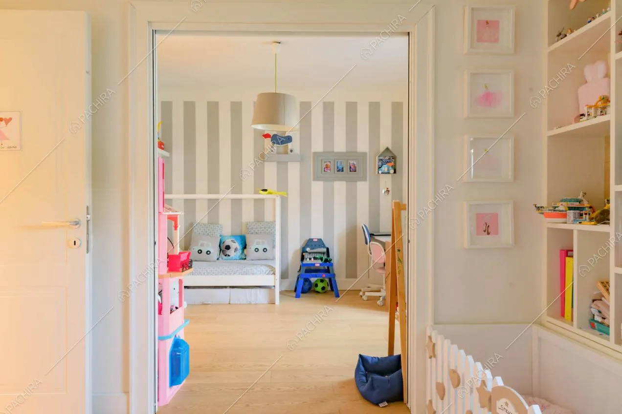 Vista sulla camera da letto dei bambini con parete a strisce bianche e grigie