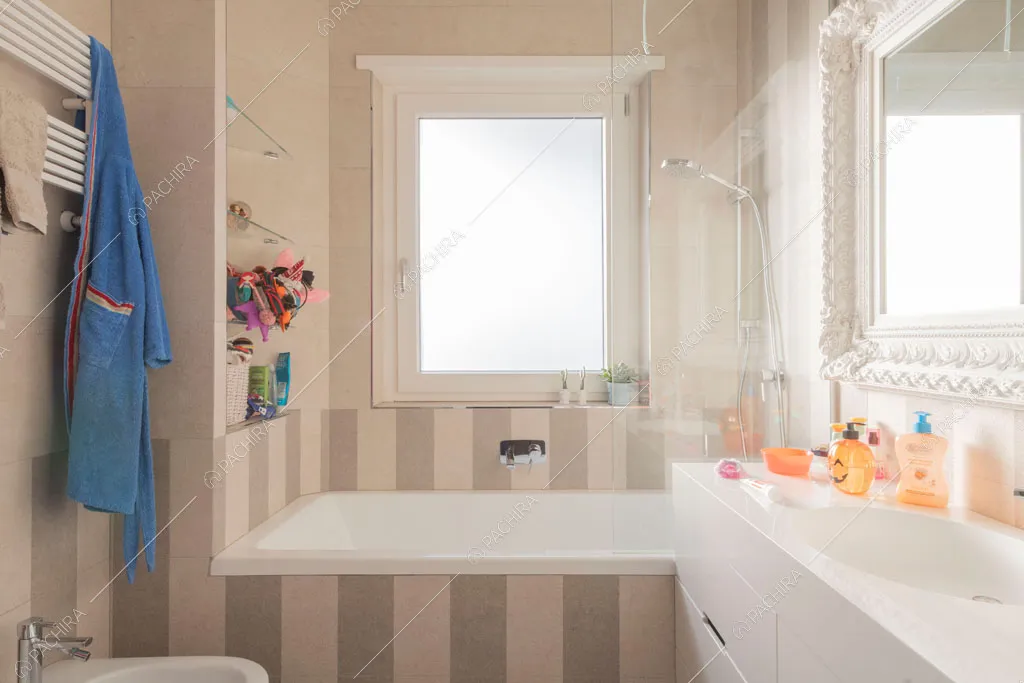 Bagno con vasca dell'appartamento Molucche, location in stile contemporaneo a Roma