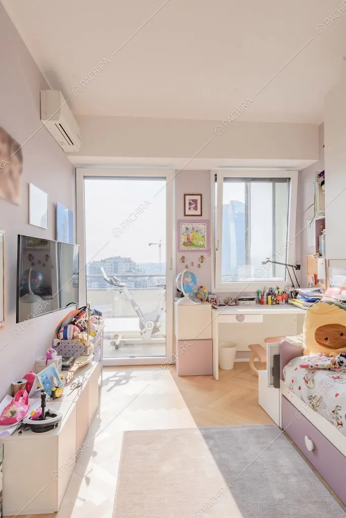 Luminosa camera da letto dei bambini con porta-finestra per accedere alla terrazza