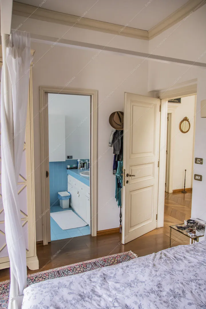 Dal letto della camera vista sul bagno privato dal pavimento azzurro