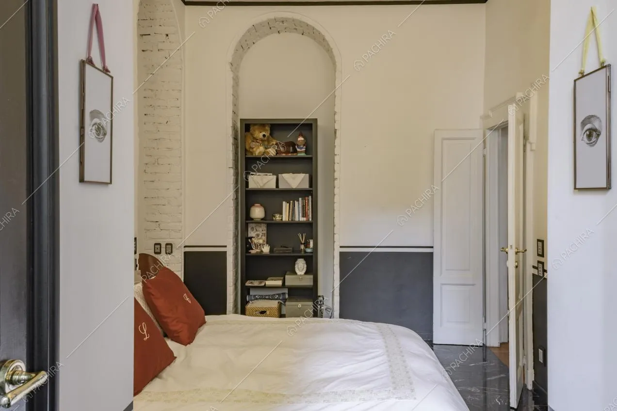 Mattoni a vista sulle pareti della camera da letto