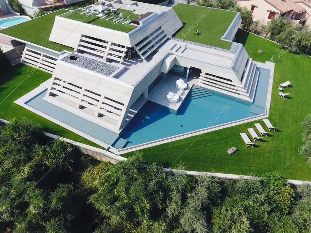 Parte superiore della villa con giardino sul tetto