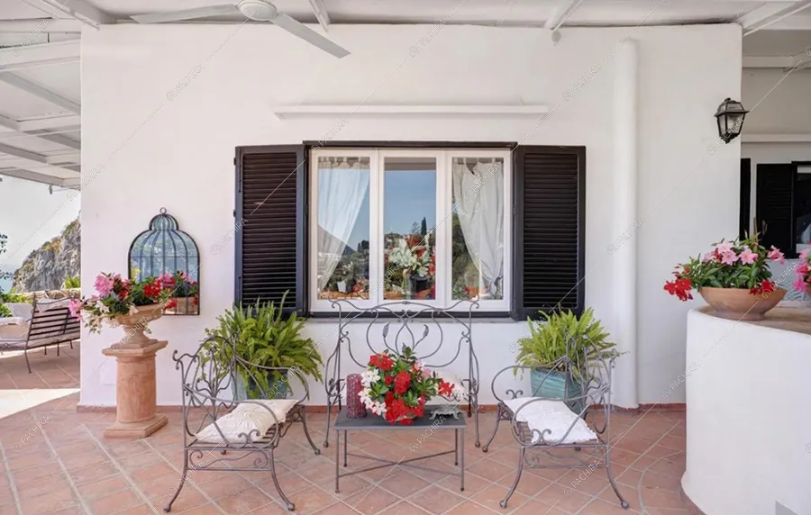 Esterni della villa Oder, location in stile classico a Napoli