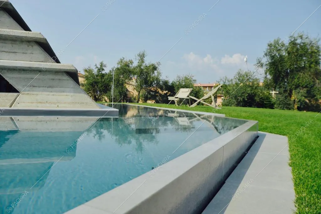 Angolo di piscina e sdraio nel giardino