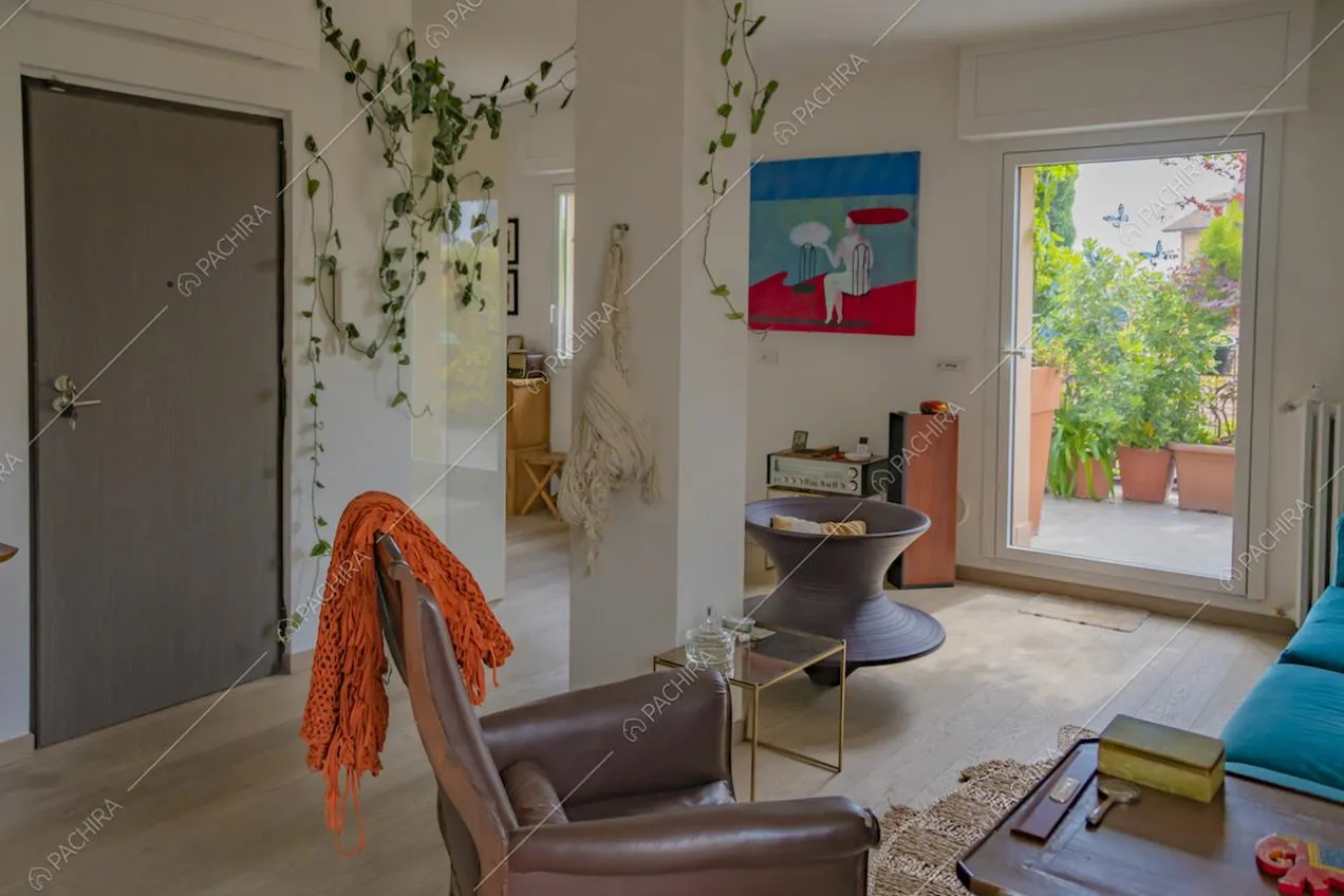 Salotto con colonna bianca e arredi di design