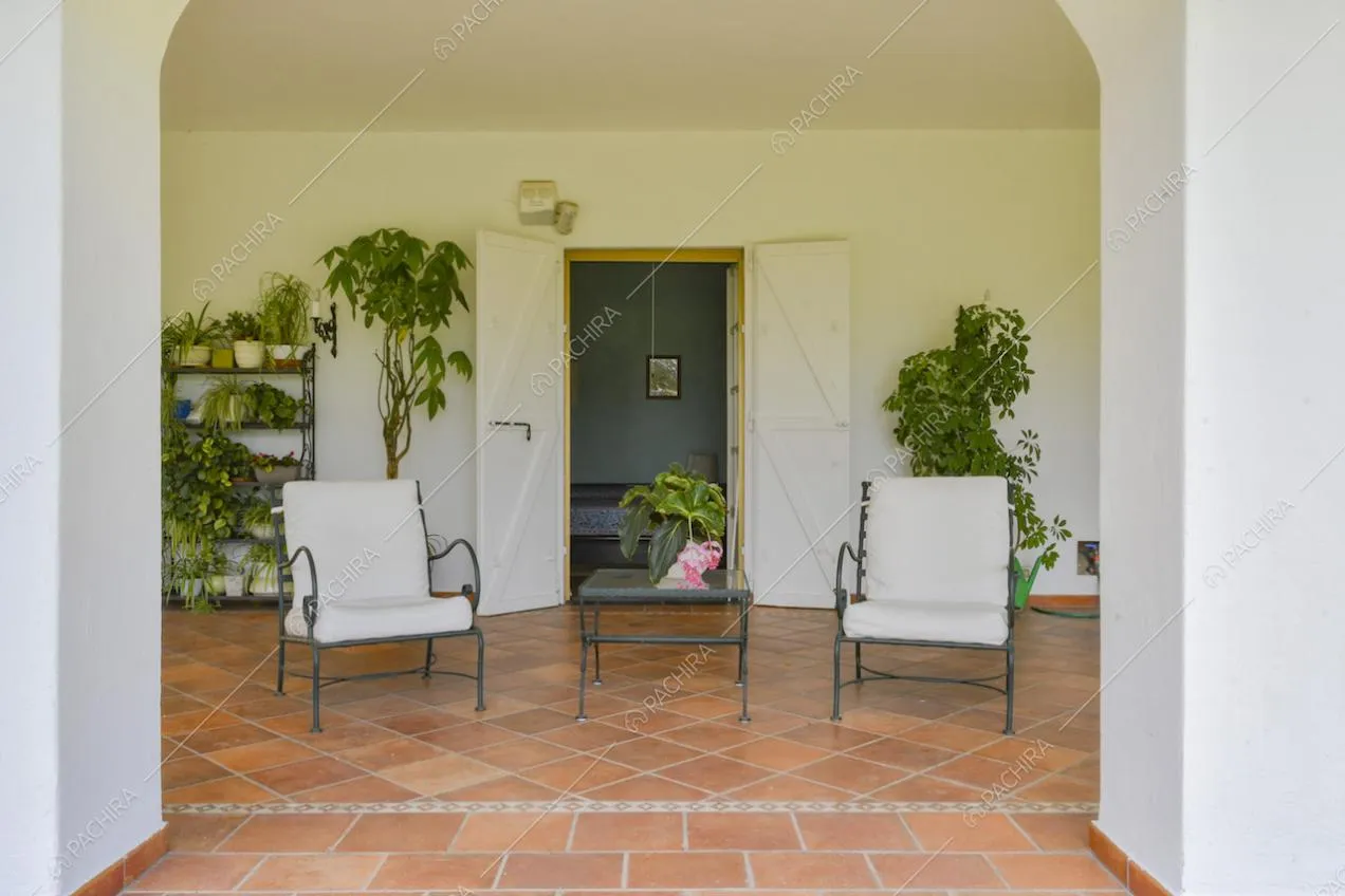 Da un arco della veranda vista su camera da letto matrimoniale
