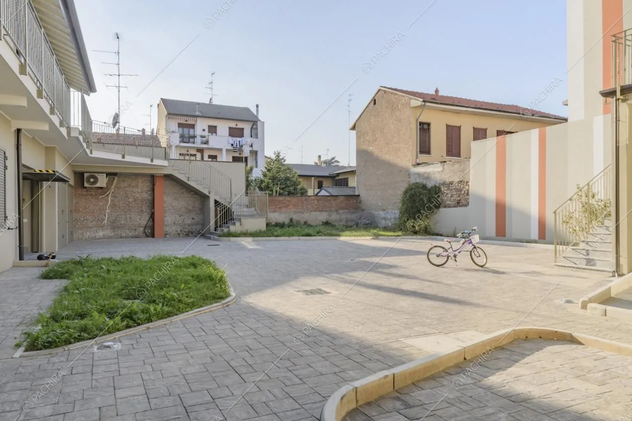 Cortile con pavimentazione in pietra