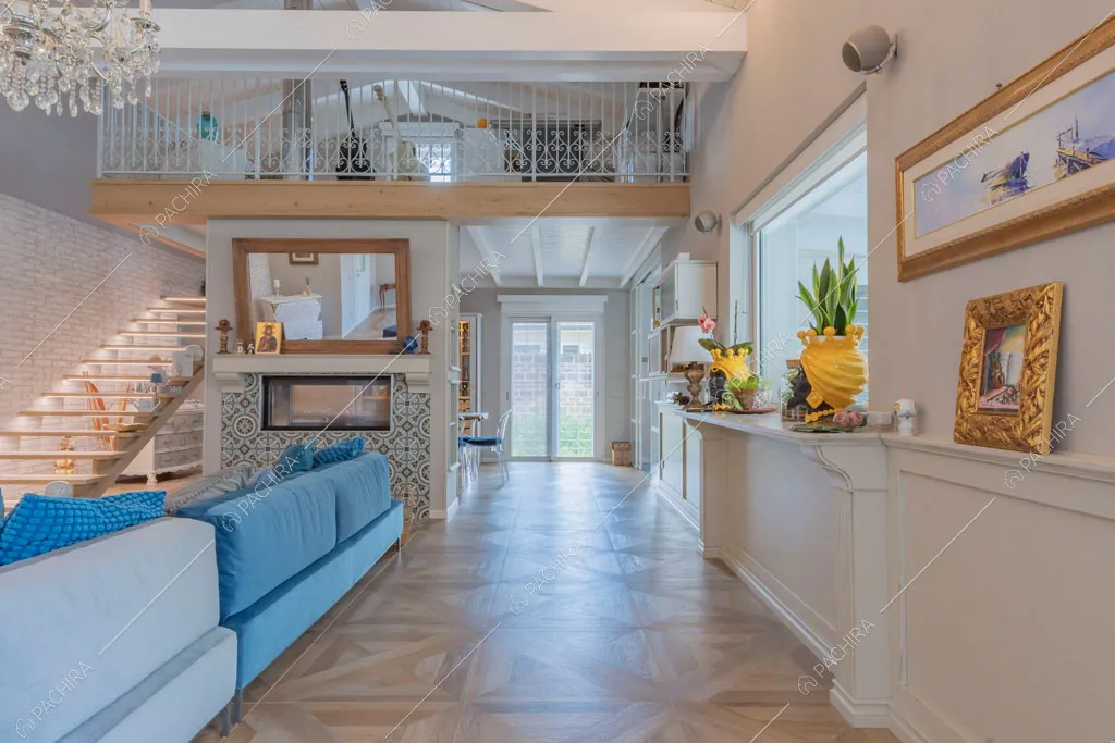 Boiserie sulle pareti della zona living della villa Colchito, location in stile contemporaneo a Roma