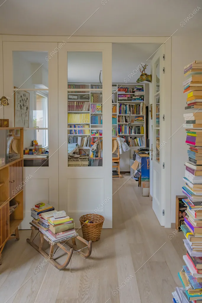 Studio con porta a vetri e libreria bianca