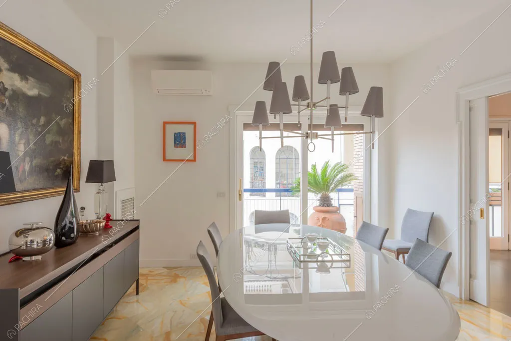 Sala da pranzo dell'appartamento Mizuna, location in stile contemporaneo a Roma