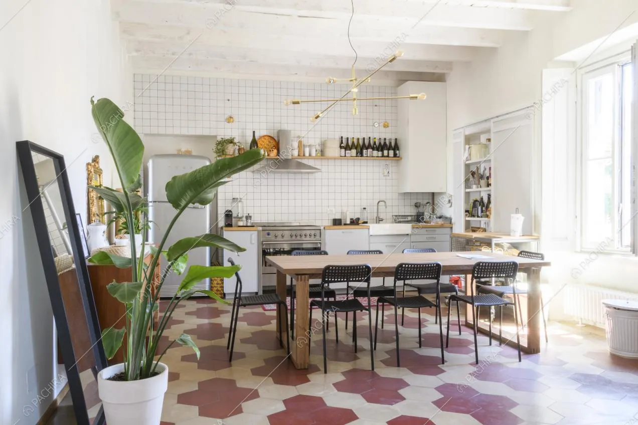 Cucina con pavimento in cementine, pareti in piastrelle e travi a vista