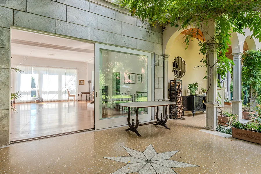 Veranda della villa Rainier, location in stile liberty a Milano