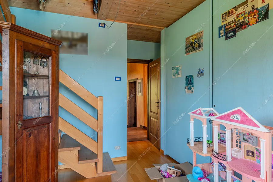 Camera dei bambini della villa Rhone, location in stile rustico a Lecco