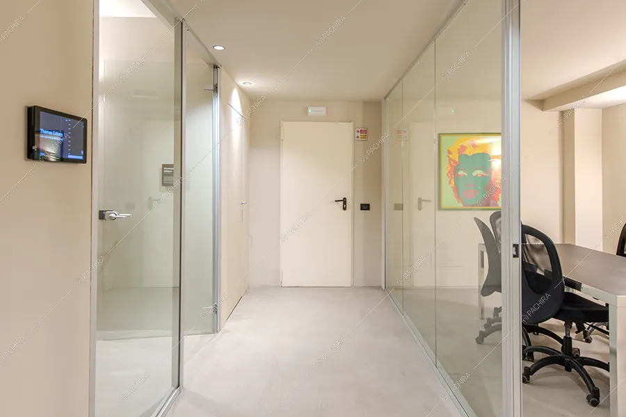 Corridoio dell'espositivo Tatra, location in stile contemporaneo a Milano
