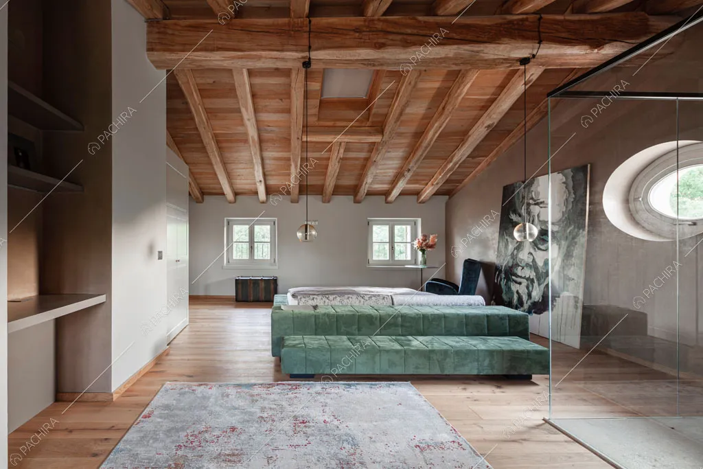 Pavimento in parquet nella grande camera da letto matrimoniale della villa Ghibli, location in stile contemporaneo a Verona