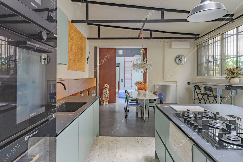 Cucina del loft Unakite, location in stile moderno a Milano