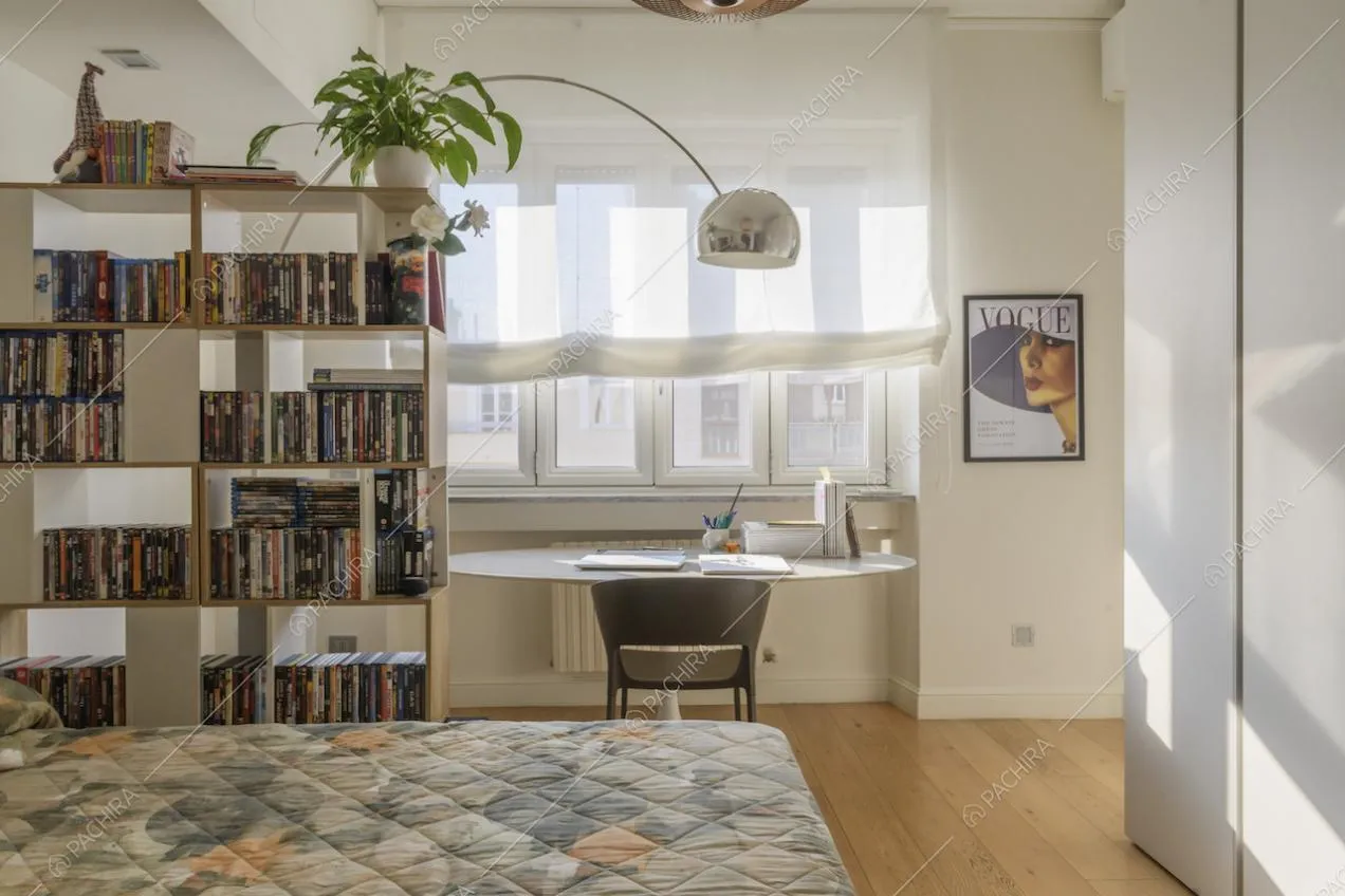 Camera da letto con area lettura e pavimenti in parquet
