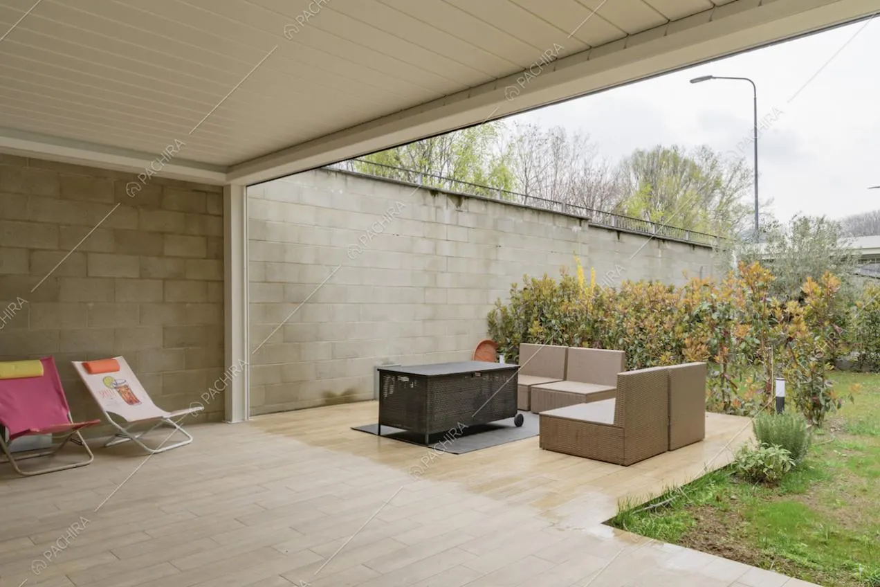 Pergola bianca con sdraio e salotto en plein air