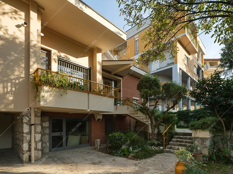 Esterni della villa Pece, location in stile moderno a Caserta