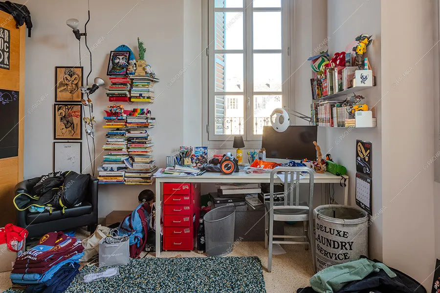 Camera da letto della villa Mayon, location in stile moderno a Milano
