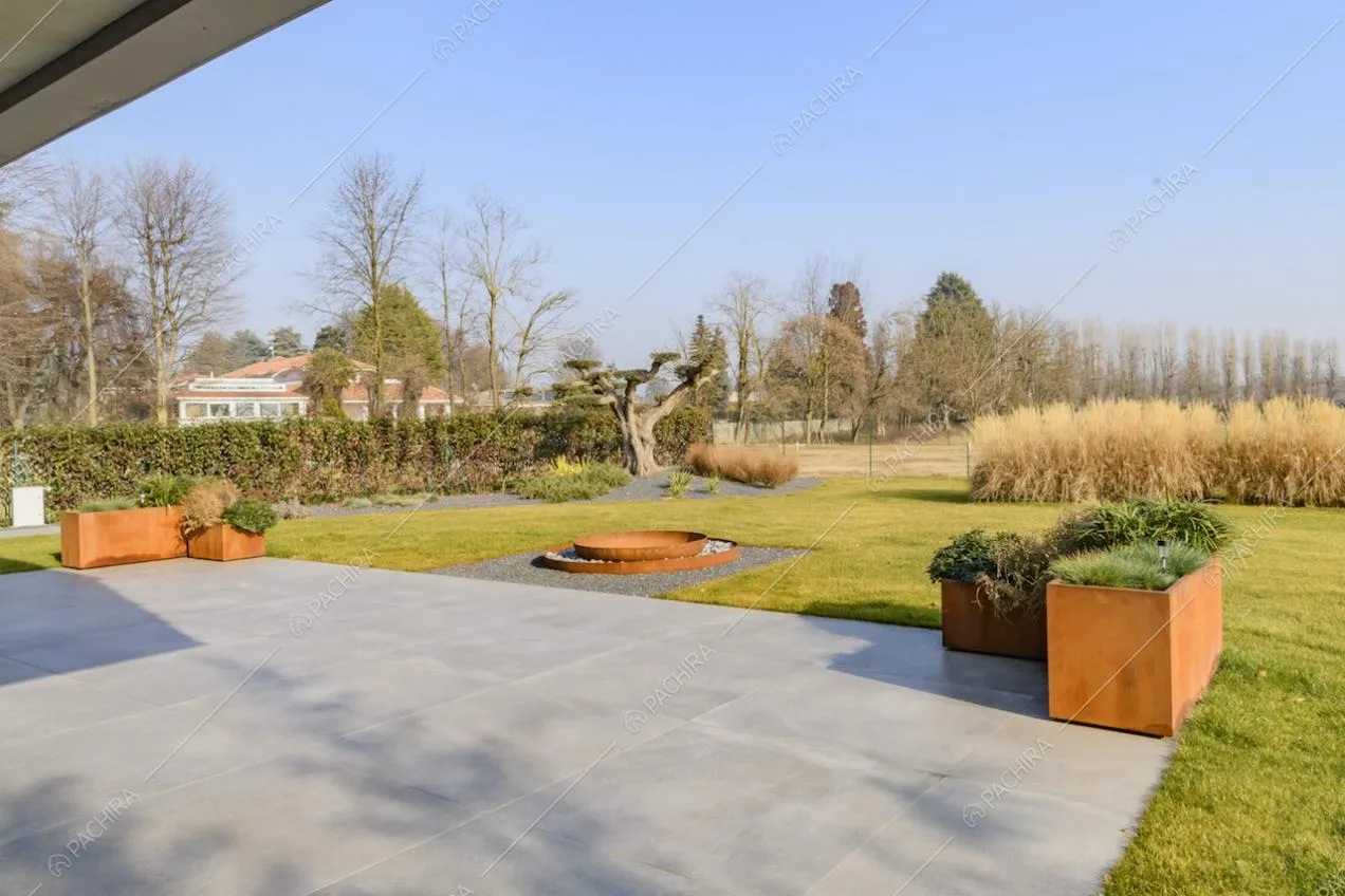 Dalla veranda con pavimento grigio vista sul giardino della location