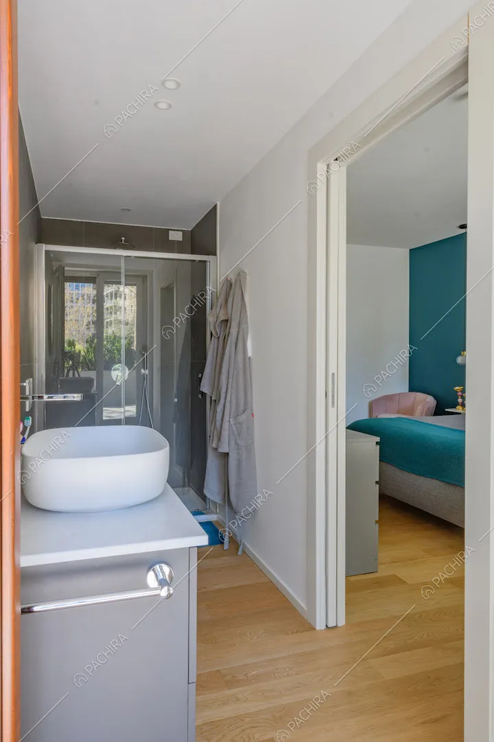 Pavimento in parquet e box doccia nel bagno della camera da letto matrimoniale